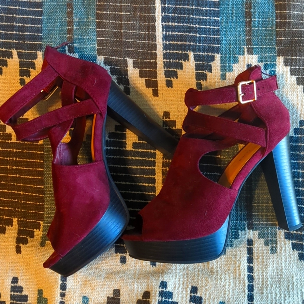TOP Moda Size 8 Chunky Heels Maroon